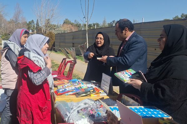 لذت نقاشی همگانی کنار دوستان در بوستان جنت شیراز 