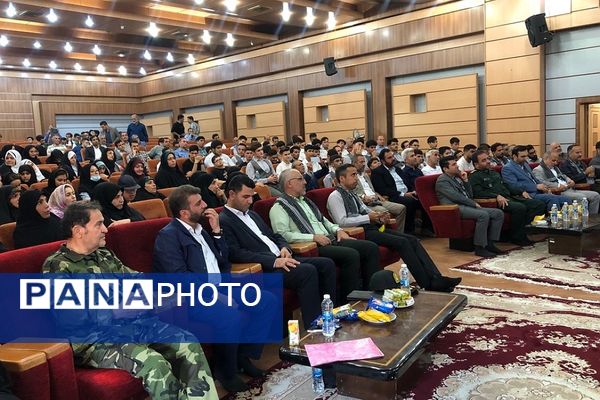 حضور دانش‌آموزان و مسئولان در یادواره شهدا دفاع مقدس ناحیه 2 شهرری 