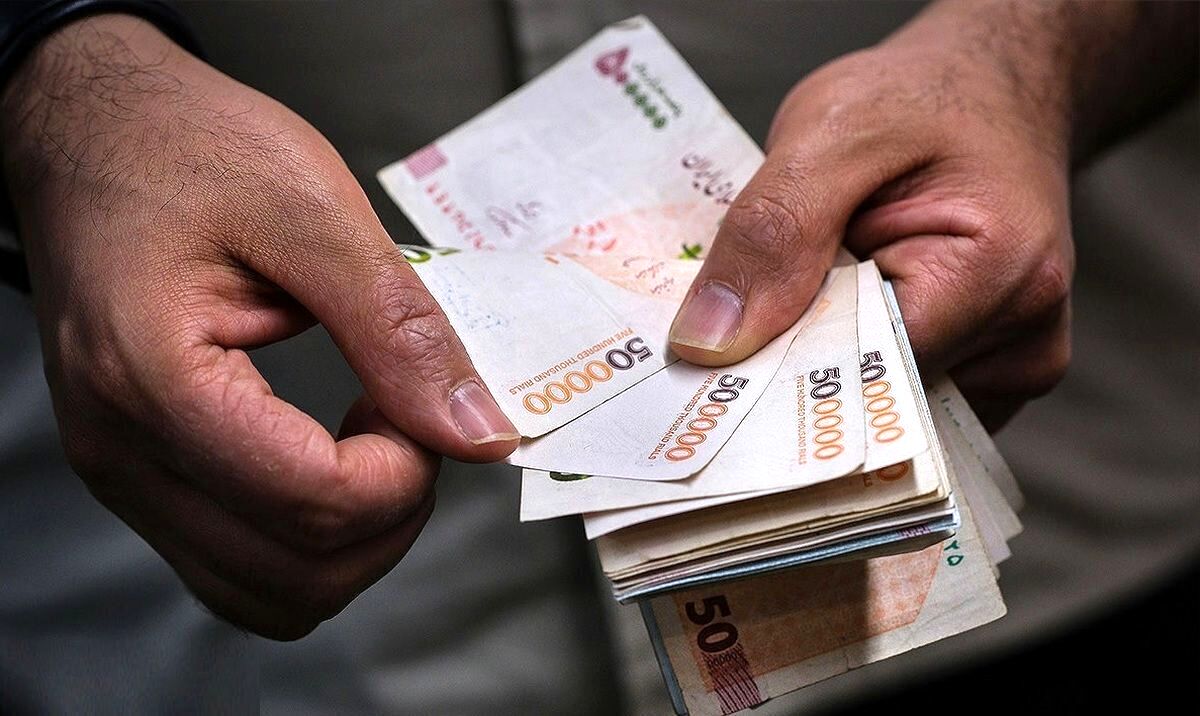 عیدی کارمندان به طور یکسان ۱۰ میلیون تومان پرداخت می‌شود