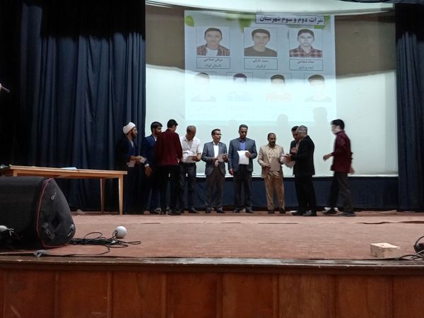 جشن پایان سال تحصیلی در دبیرستان نمونه دولتی آیت الله خامنه ای کاشمر