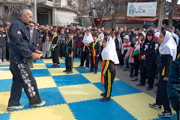 راهپیمایی یوم‌الله ۲۲بهمن با حضور گسترده مردم و نهادها در بانه