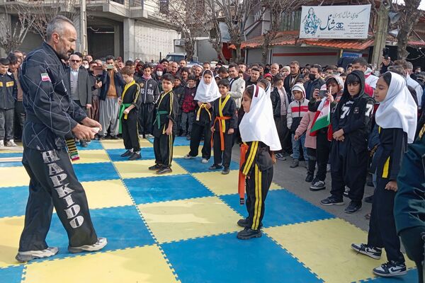 راهپیمایی یوم‌الله ۲۲بهمن با حضور گسترده مردم و نهادها در بانه