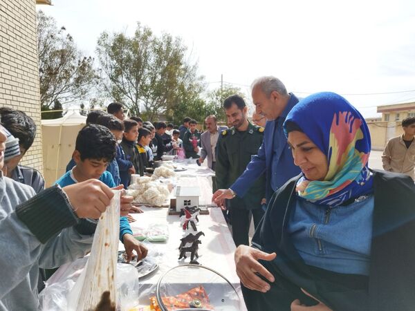 نمایشگاه دست‌سازه‌های دانش‌آموزی و بازارچه مدرسه‌ای در مدرسه شهید رنجبر