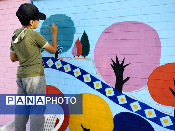 اردوی جهادی رنگ‌آمیزی مدارس با حضور دختران بیرجندی