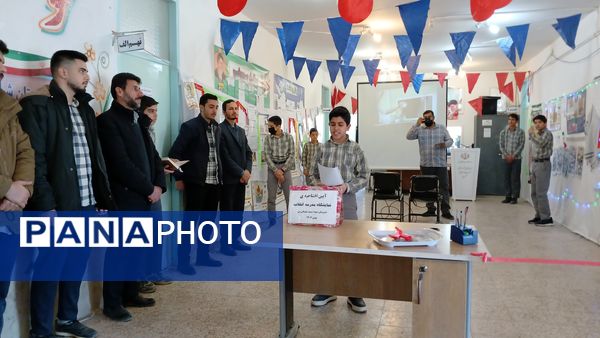 افتتاحیه نمایشگاه مدرسه انقلاب در دبیرستان شهید سلیمانی