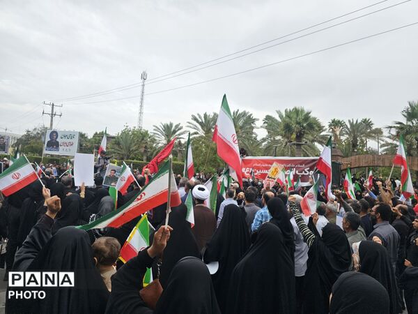وداع باشکوه بندرعباس با دریابان شهید علیرضا تنگسیری؛ پیکر فرزند دریا بر دستان مردم تشییع شد