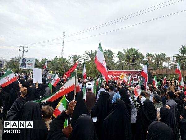 وداع باشکوه بندرعباس با دریابان شهید علیرضا تنگسیری؛ پیکر فرزند دریا بر دستان مردم تشییع شد
