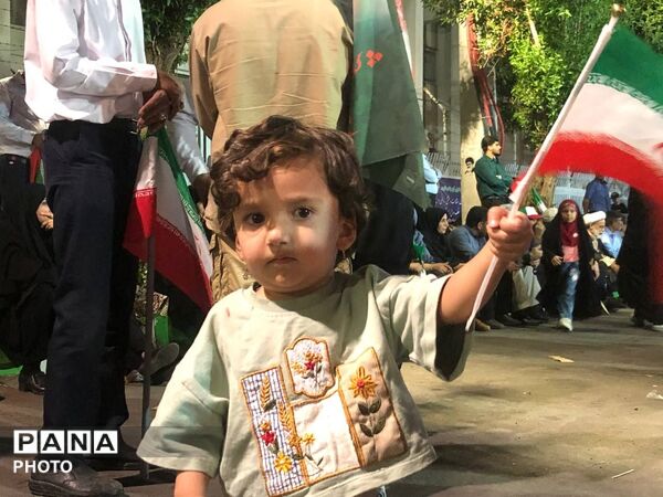 از تجمع تا ایستادگی؛ حضور مردم در چهارراه بعثت برای دفاع از ایران
