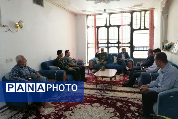 دیدار مسئولین شهر بیضا از خانواده شهدا