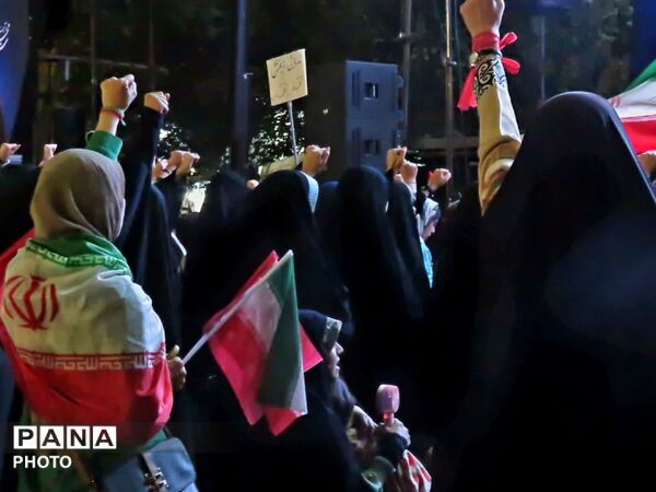 میدان انقلاب؛ جغرافیای همدلی در سایه سار نام میهن