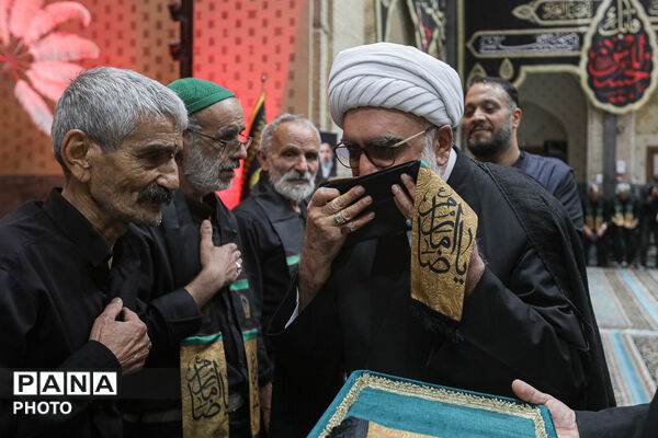 همایش پیرغلامان اهل بیت علیهم‌السلام در حرم مطهر رضوی