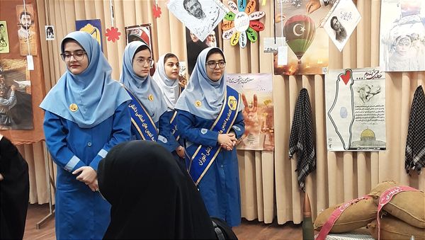بازدید از غرفه‌های مدرسه انقلاب دبیرستان فرزانگان قائمشهر