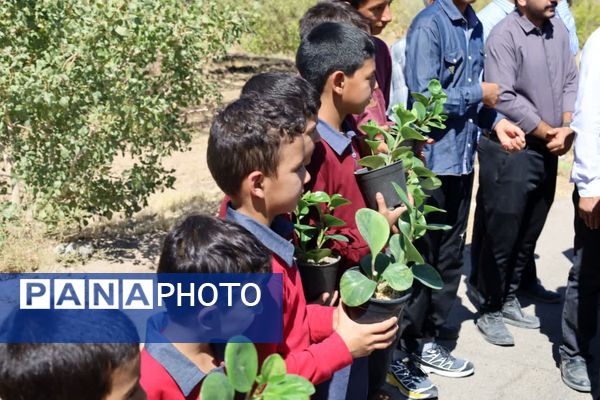 بازدید مدیرکل آموزش و پرورش استان یزد از آموزشگاه شهید نواب صفوی بهاباد