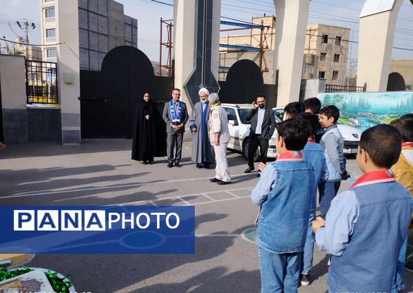 نواختن زنگ انقلاب در دبستان امام حسن (ع) مصلی نژاد ناحیه دو 