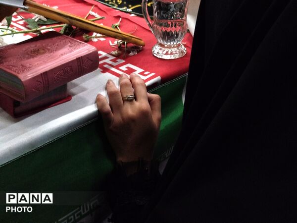 شبی که ماه دو نیم شد