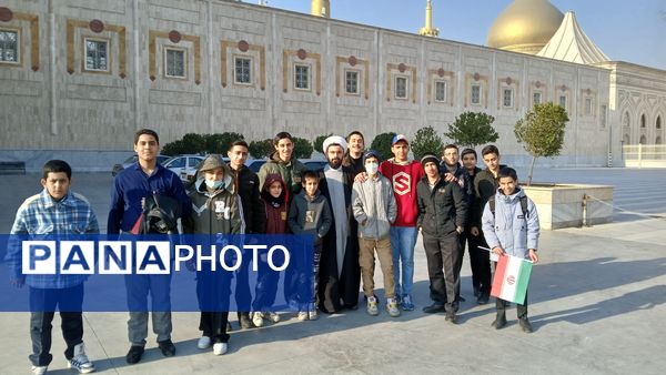 حضور دانش‌آموزان دبیرستان‌شهید بابایی در مراسمات ۱۲ بهمن