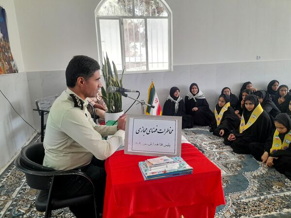 جلسه پیشگیری از آسیب‌های فضای مجازی همزمان با هفته نیروی انتظامی در آموزشگاه تکتم 