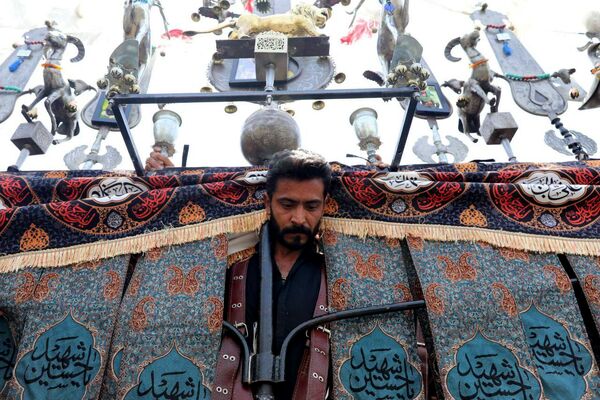 رود اشک و عشق در مسیر حرم همزمان با شکوه عزاداری هیئات‌ در خیابان‌های مشهد