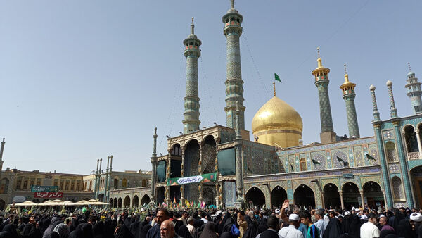 عشق و ارادت زائران حضرت معصومه(س) در قالب کاروان نمادین ورود ایشان به قم