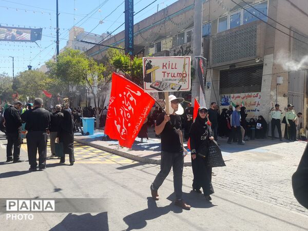 برافراشتن پرچم های خونخواهی و یالثارت الخامنه ای توسط مردم همیشه در صحنه مشهد مقدس 