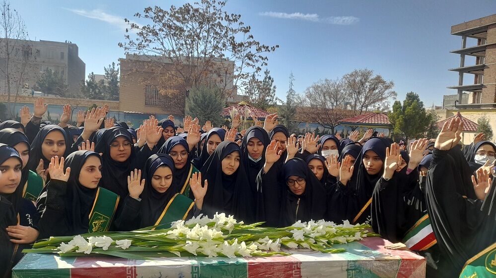 تشییع شهید گمنام 17ساله در دبیرستان شاهد عصمت ناحیه سه کرج 