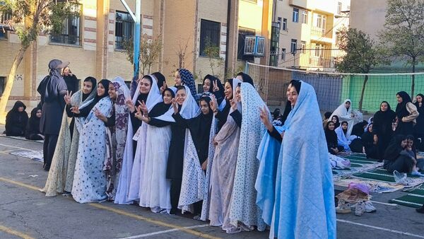 نماز جماعت باران در آموزشگاه شهید فتحی‌پور ناحیه یک شهرستان بهارستان