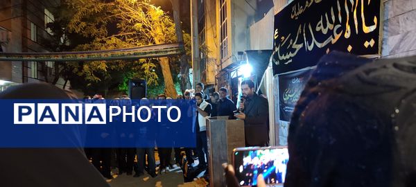 اجتماع مردم مشهدی مقابل خانه مادر شهید جمهور جهت ابراز همدردی