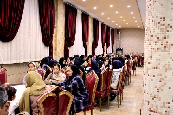 جشن فارغ‌التحصیلی دانش‌آموزان دختر بروجنی