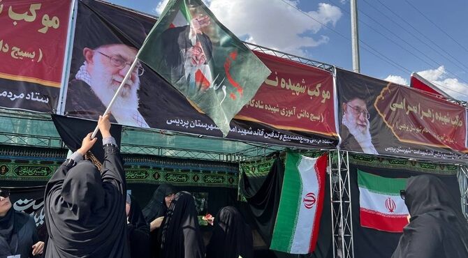 خدمت‌رسانی موکب‌های آموزش و پرورش پردیس در کنار دیگر نهادها به شرکت‌کنندگان در تشییع رهبر شهید
