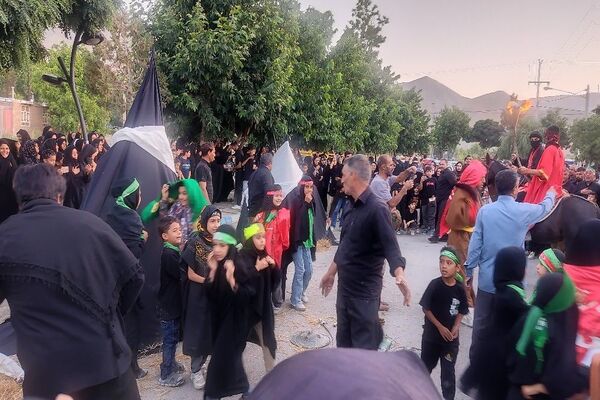 مراسم نمادین آتیش زدن خیمه ها در عصر روز عاشورا در شهر بار