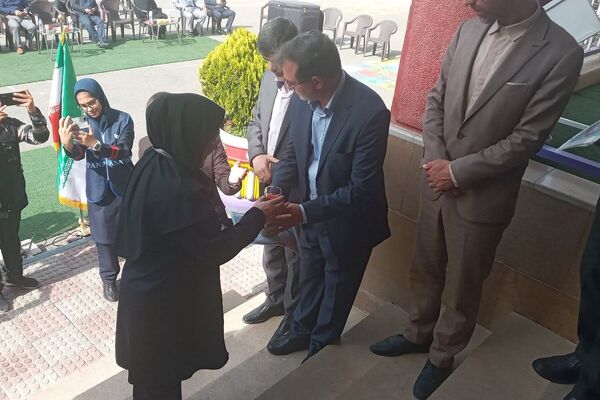 پاسداشت مقام شامخ معلم در آموزشگاه هیأت امنایی فرزانگان ملارد؛ با نواختن زنگ سپاس معلم 