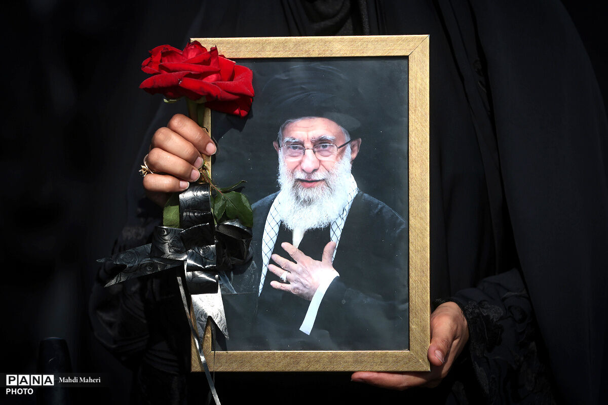 ملت بزرگ ایران برای انتقام خون امام شهید خود ماه‌هاست برخاسته‌اند