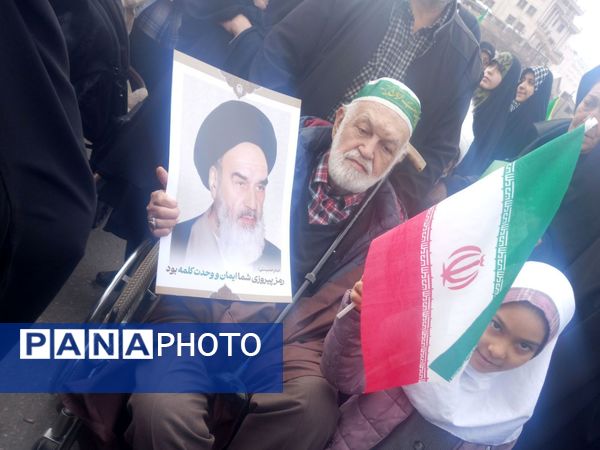 حضور دانش آموزان دبستان نرجس در راهپیمایی ۲۲بهمن 