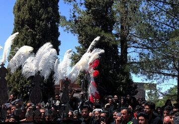 آیین علم گردانی و تشییع نمادین پیکر امام حسن مجتبی (ع) در روستای هوتک