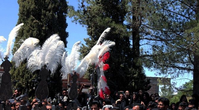 آیین علم گردانی و تشییع نمادین پیکر امام حسن مجتبی (ع) در روستای هوتک