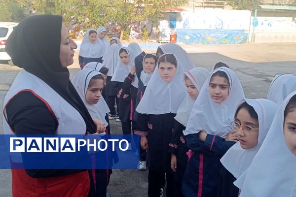 حضور نیروهای هلال احمر در دبستان هدی۱ به مناسبت هفته پدافند غیرعامل