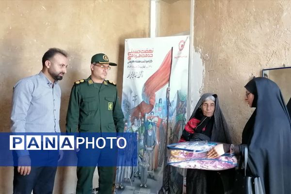 دیدار مسئولین شهر بیضا از خانواده شهدا