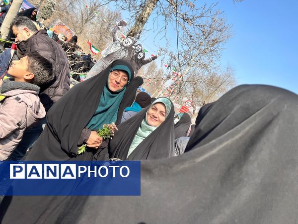 حضور دانش‌آموزان دبستان المهدی در راهپیمایی ۲۲ بهمن 
