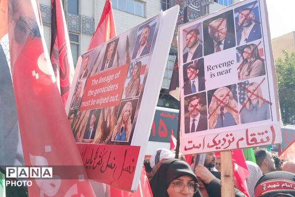 تشییع پیکر رهبر شهید در آغوش مردم