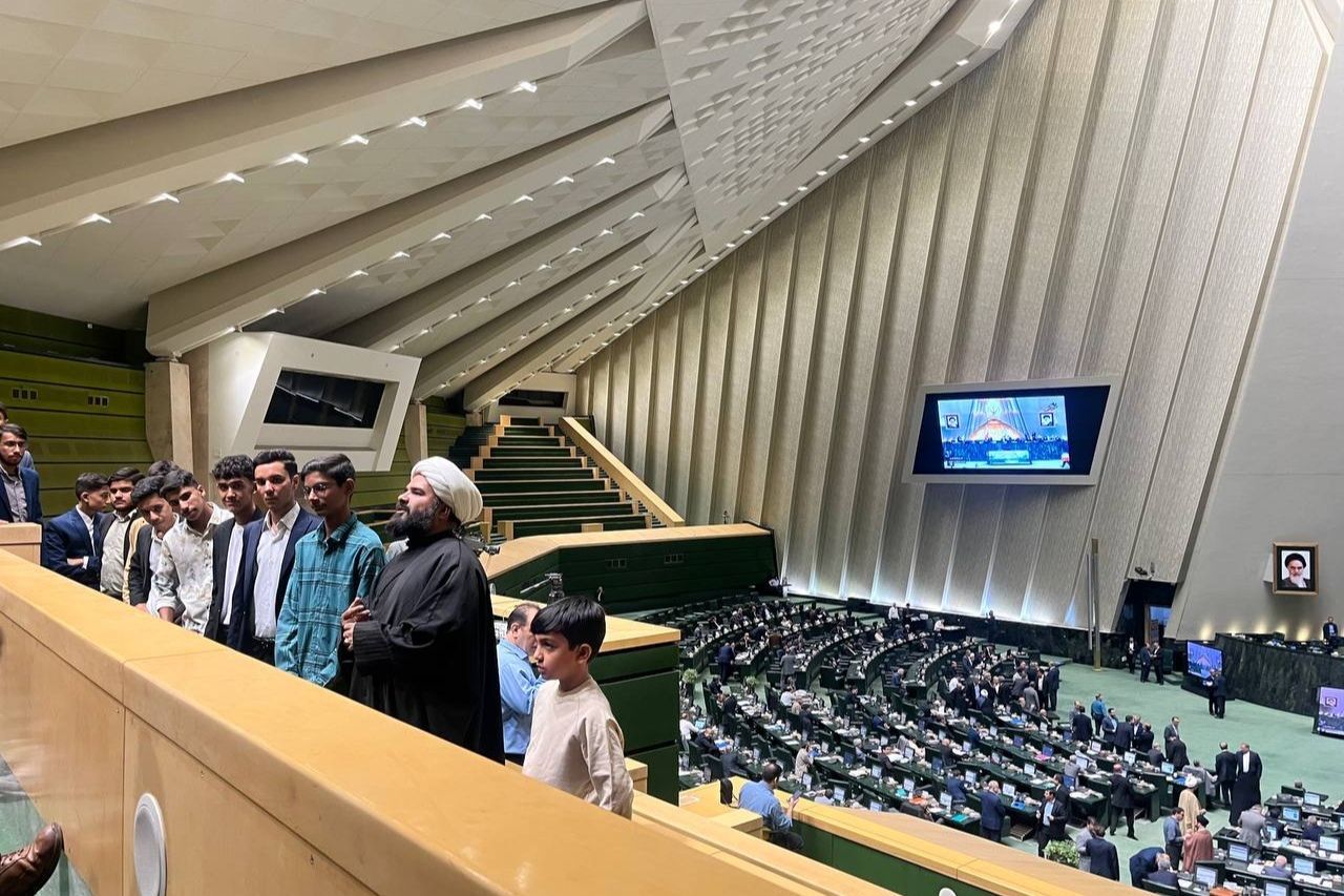 بازدید دانش آموزان دبیرستان نمونه آیت‌الله خامنه‌ای کاشمر از مجلس شورای اسلامی