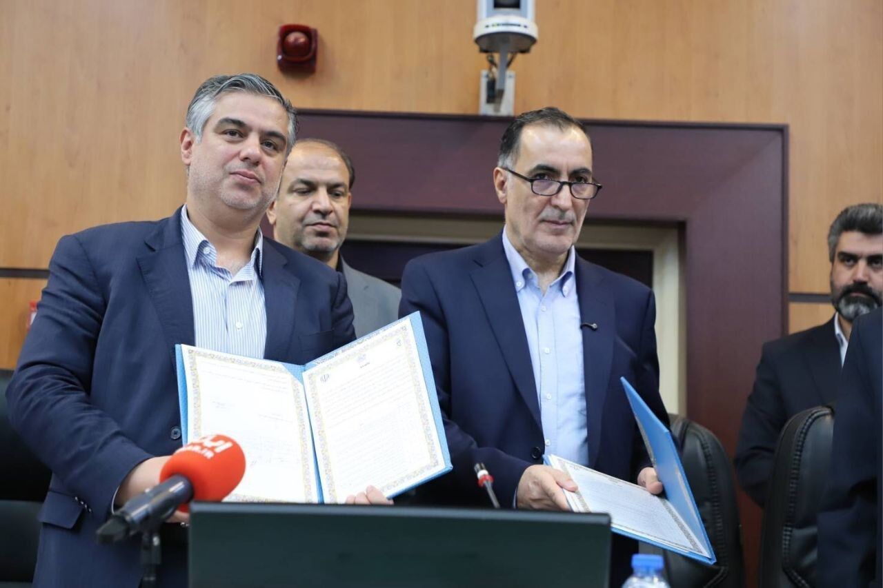 تبادل تفاهم‌نامه واگذاری یک‌هزار و ۷۰ قطعه زمین به خانواده‌های شهدای واجد شرایط در استان مرکزی همزمان با هفته دولت