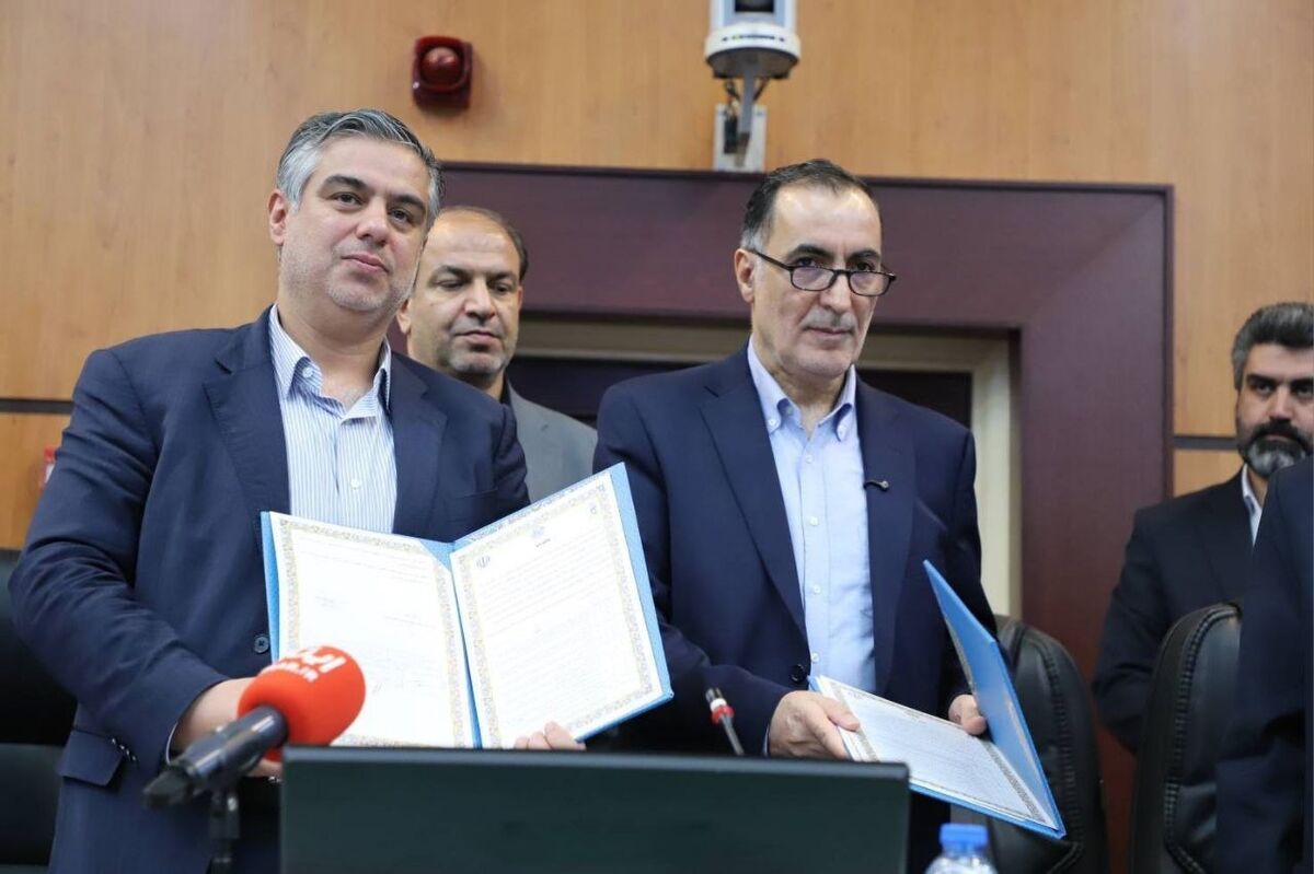 تبادل تفاهم&zwnj;نامه واگذاری یک&zwnj;هزار و ۷۰ قطعه زمین به خانواده&zwnj;های شهدای واجد شرایط در استان مرکزی همزمان با هفته دولت