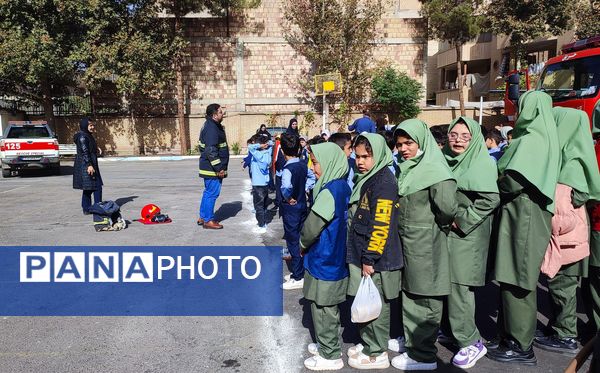 حضور دانش آموزان و همکاران دبستان میلاد در ایستگاه آتش‌نشانی