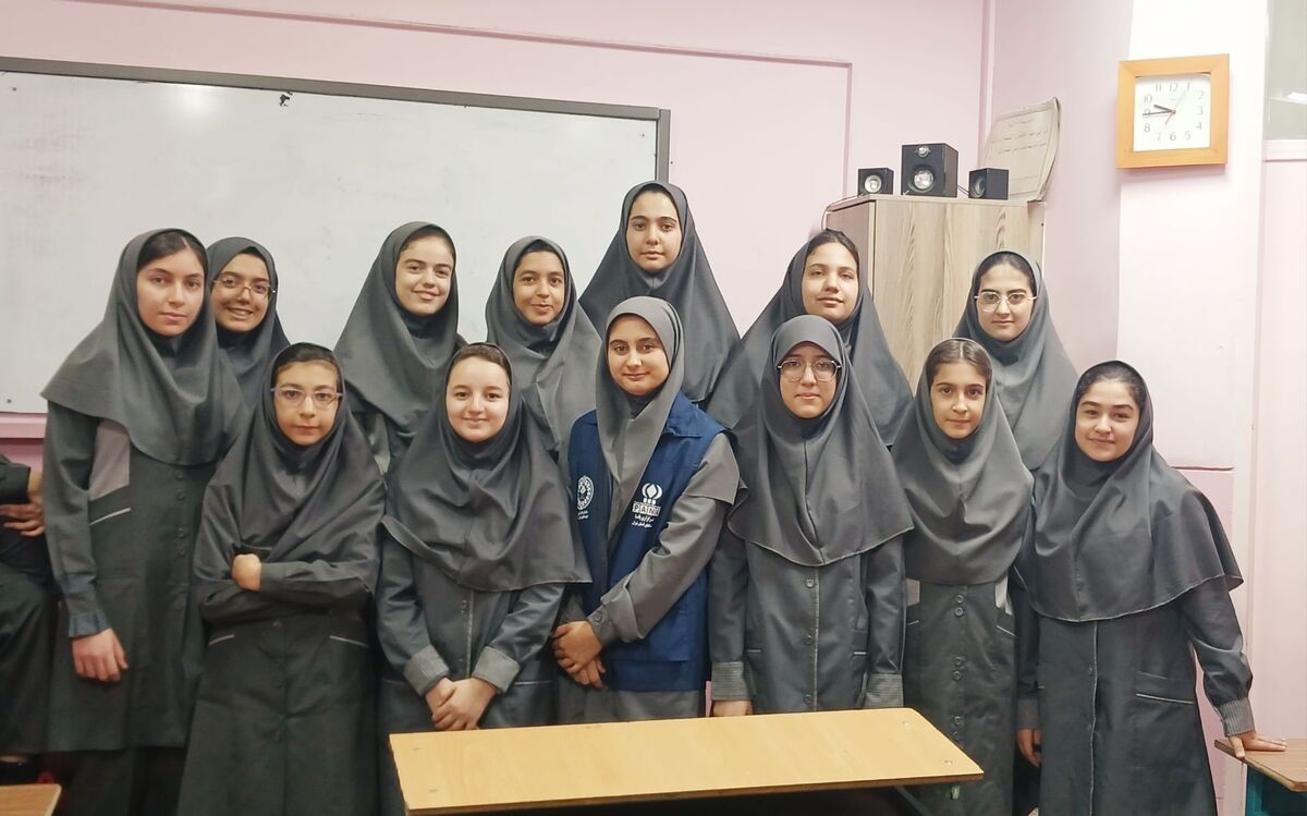 عکس یادگاری کلاس ۸/۲ مدرسه حضرت معصومه