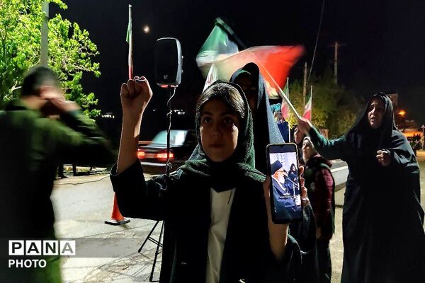 پرچم عزت را می‌بریم بالا 