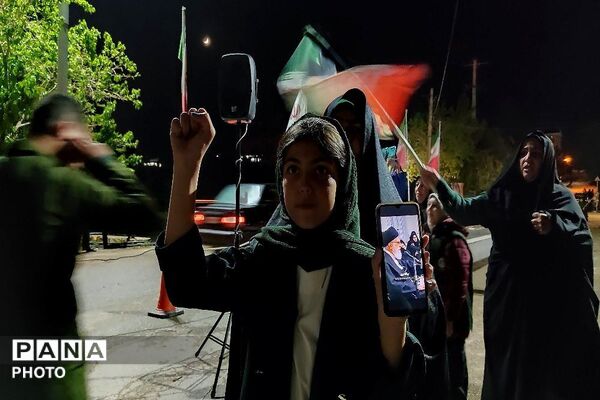 پرچم عزت را می‌بریم بالا 