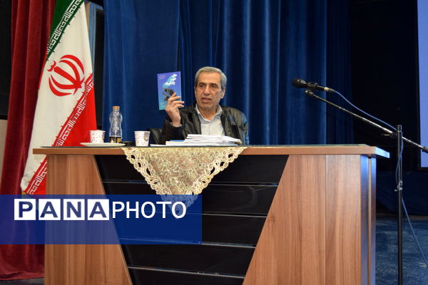 نشست توانمندسازی مدیران منطقه ۱۴ با محوریت مدیریت مدرسه‌محور و تحول آموزشی