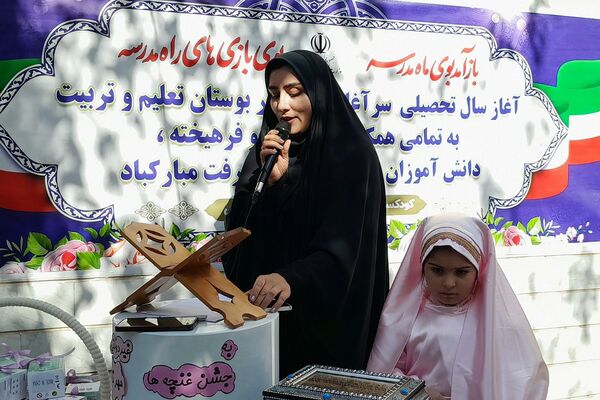 جشن شکفتن غنچه‌ ها، در دبستان مهرتابان بهارستان دو