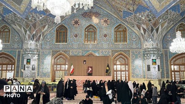 آرامشی زیر گنبد طلای امام رضا (ع)
