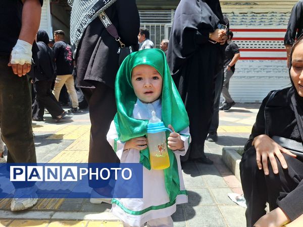 عزاداری ظهر  عاشورا در خیابان‌های شهر نیشابور 